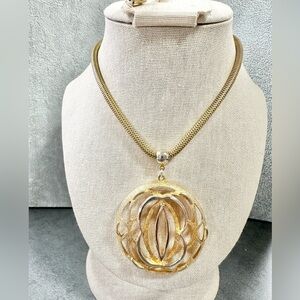 Vintage Lisner Two Tone Gold Tone And Silver Tone Large Pendant Slinky Necklace